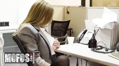 Kancelárska kamerová dievčina Ava Hardy zvádza nerda z IT a prinúti ho sľúbiť, že nikomu nepovie o jej vedľajšej práci