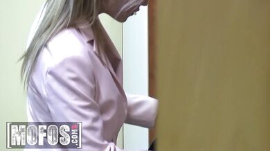 Štíhla Vinna Reed roztiahne nohy a privíta obrovský čurák vo svojej vlhkej ružovej kundičke