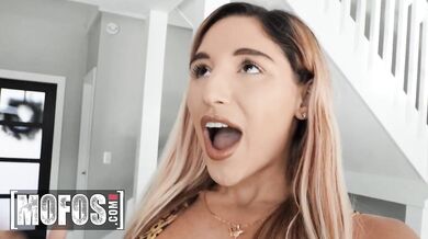 Abella Danger predvádza svoje zručnosti v hlbokom orále, než sa vrhne na JMac v polohe „reverse cowgirl“