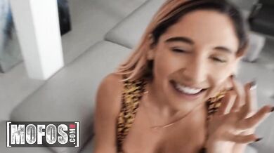 Abella Danger predvádza svoje zručnosti v hlbokom orále, než sa vrhne na JMac v polohe „reverse cowgirl“