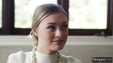 Nevinná Amber Moore má intenzívny, vášnivý pomer so šéfom