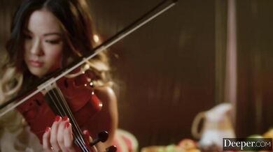 Mona vedie ultimátny reverzný gangbang s piatimi dievčatami
