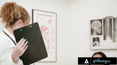 MILF Penny Barber udržuje nadržanú nevlastnú dcéru Summer Col v tichosti počas lekárskej prehliadky