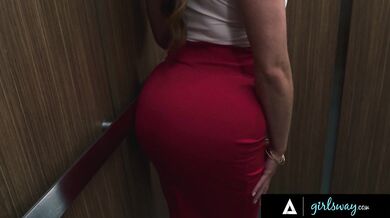 Divoké kolegyne Skylar Snow a Angel Youngs takmer pristihnuté pri tajnom sexe v kancelárskom výťahu