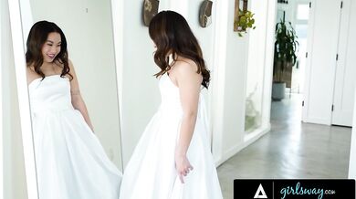 MILF Krystal Davis vidí nevlastnú dcéru Kimmy Kimm v svadobných šatách a prosí o posledný sex