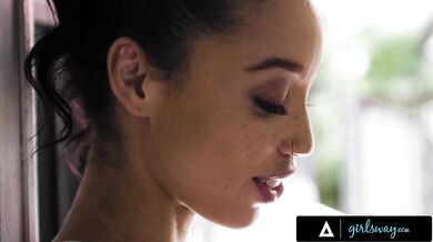 Okamžitá príťažlivosť Alexis Tae k Ana Foxxx – vášnivý románik počas párty