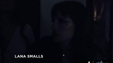 Gótka Lana Smalls a August Skye privolajú sexuálnu bohyňu MILF Penny Barber