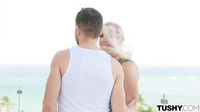 Análom posadnutá inštruktorka jogy Sandra Lyd sa vytratí s ženatým mužom na tajný anál