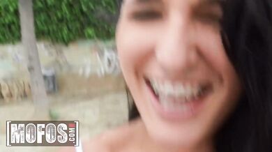 Pozrite si, ako Claudia Bavel skúša sex na verejnosti, keď dojí obrovský vták vo svojich dychtivých ústach