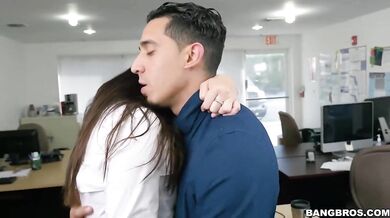 Karlee Grey dostane od šéfa vynadané, ale cíti sa lepšie, keď ju kolega privedie k squirtingu