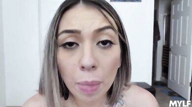 MILFky s veľkými prsiami stláčajú svoje prsia k sebe, aby vytvorili trenie pre pulzujúce vtáky