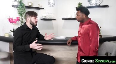Paroháč si ho honí, zatiaľ čo jeho sexy prsatú ryšavú manželku šukajú realitní makléri