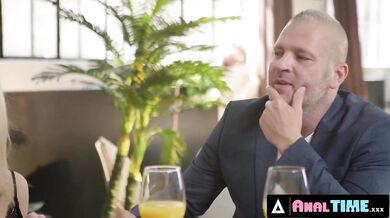 Nadržaná blondínka Candee Licious potrebuje, aby ju šukali do oboch dier naraz