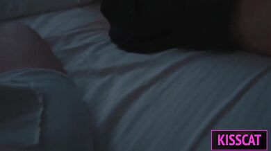 Čo sa stane, keď nadržaná nevlastná mama strávi celú noc v jednej hotelovej izbe so svojím nevlastným synom?