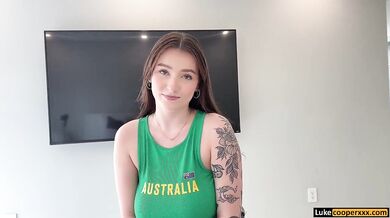 Jade Hutchison s veľkými prsiami pomáha svojmu nevlastnému bratovi s ranným tvrdým vtákom