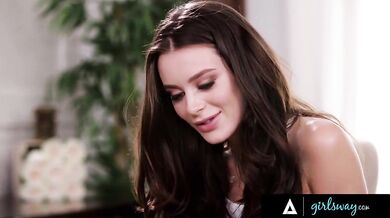 Zvodná masérka Lana Rhoades učí drobnú Riley Reid umenie predohry