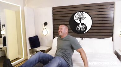 Dievča z autoumyvárne zbalené a ošukané po kúpeli v mydlovej pene