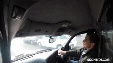 Sexi ohybná brunetka Nicole Love roztiahne nohy v taxíku