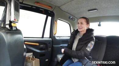 Sexi ohybná brunetka Nicole Love roztiahne nohy v taxíku
