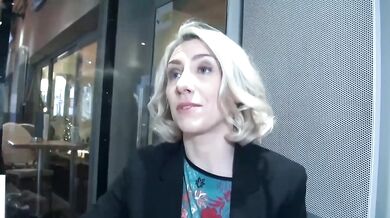 Prekvapenie, je to v tvojom zadku, Julie Holly