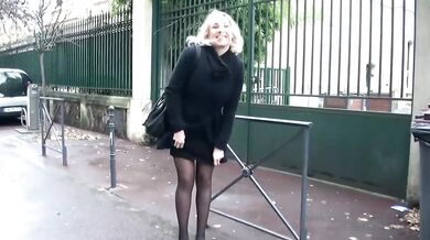 Prekvapenie, je to v tvojom zadku, Julie Holly