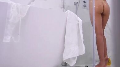 Macocha pristihla nevlastného syna, ako si ho honí, tak mu pomôže rýchlo sa urobiť