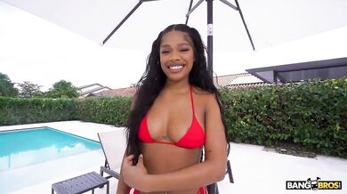 Brianna Moore si vonku vychutnáva chuť vtáka a potom sa nechá poriadne pretiahnuť na gauči