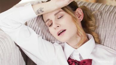 Adelle Unicorn – chlpatá a mokrá masturbácia