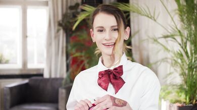 Adelle Unicorn – chlpatá a mokrá masturbácia