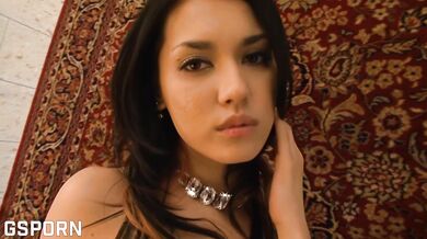 Krásna japonská MILF Maria Ozawa chce, aby jej horúce sperma naplnilo jej vlhkú kundičku