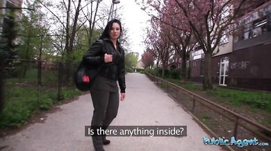 Nervózna neverná priateľka má skutočný a riskantný sex vonku
