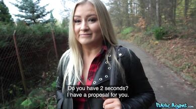 Plnoštíhla blondínka s nádhernými prsiami a zadkom