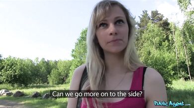 Sexi blondínka vyprázdňuje gule po vonkajšom kastingu