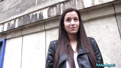 Nevinná brunetka berie peniaze za sex na záchode s cudzím mužom