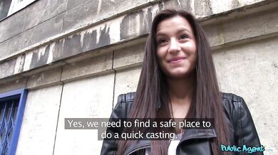Nevinná brunetka berie peniaze za sex na záchode s cudzím mužom
