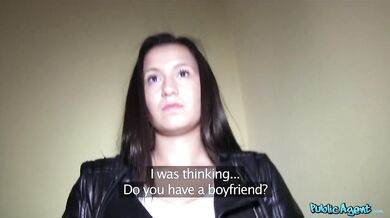 Nevinná brunetka berie peniaze za sex na záchode s cudzím mužom