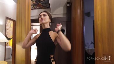 Mladí ľudia a teen sa pripravujú na swingerskú orgiu