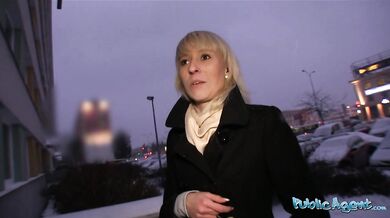 Musel som ju rýchlo ošukať, než sa jej mama vrátila domov!