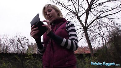 Šuká jej tesnú kundičku bez kondómu v hotelovej izbe