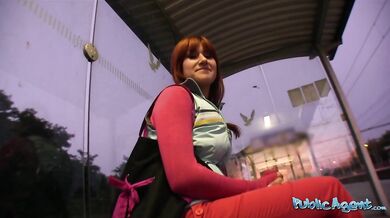 Má skutočný sex na verejnosti za železničnou stanicou s úplne cudzím mužom