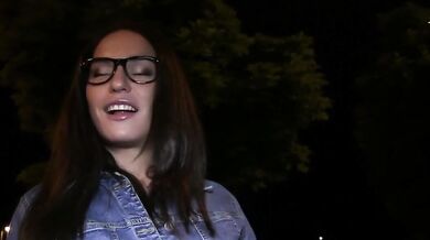 Nočné verejné šukanie s horúcou študentkou