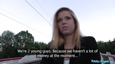 Krásna blondínka podľahne pokušeniu v podobe vrecka plného peňazí
