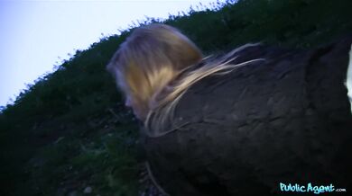 Krásna blondínka podľahne pokušeniu v podobe vrecka plného peňazí
