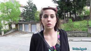 Študentka s veľkými prsiami ošukaná vonku v daždi