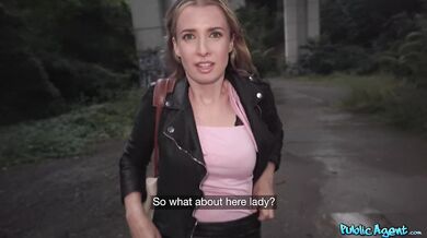 Roztomilé a váhavé študentky majú svoj prvý verejný sex v daždi
