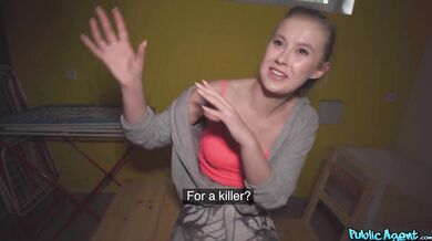 Roztomilá bežkyňa bez make-upu pretiahnutá cudzím chlapom