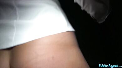 MILF s veľkými prsiami dostane výstrek na chrbát