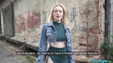 Žena s veľkými prsiami a veľkým zadkom si vonku vezme veľký penis!