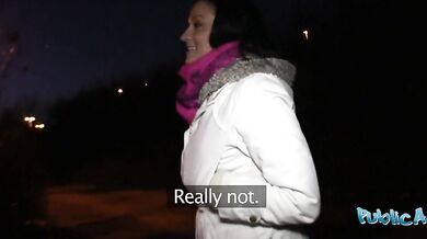 Skutočná študentka, skutočná reštaurácia a skutočne vlhká v polohe na psíka