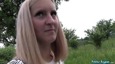 Nechávam jej veľké prírodné prsia poskakovať, keď ju šukám vonku